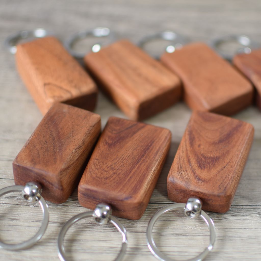 view of the grain pattern and colouring of the Sapele keyrings and the chromed bead style keyring